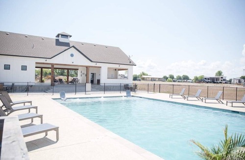 Kerens RV Rental | Lake Life 57 @ Peninsula Point