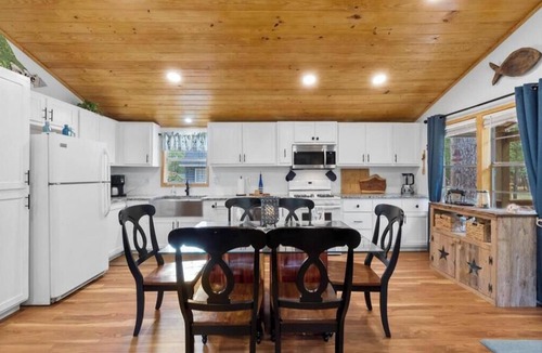 Blanchard House | Lake Livingston Retreat + Firepit/Game Room