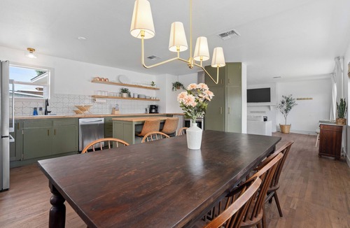 Chelan House | Lake & Lounge - Mid Century - Cozy 3 beds - Walk to Town, Putting Green, Pets
