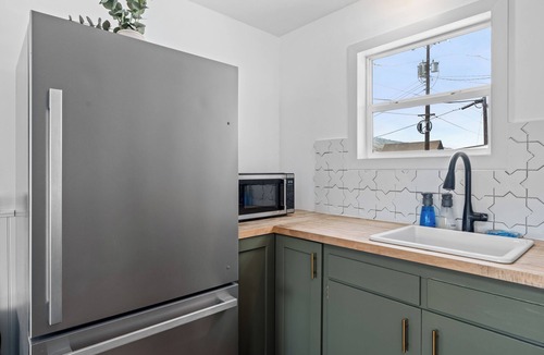 Chelan House | Lake & Lounge - Mid Century - Cozy 3 beds - Walk to Town, Putting Green, Pets
