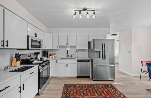 Loveland House | Lake Loveland Lookout | Balcony & Modern Reno
