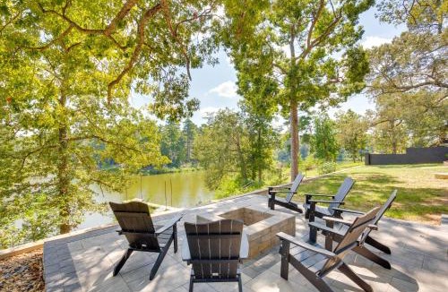Jefferson House | Lake O' the Pines Retreat: Private Dock!