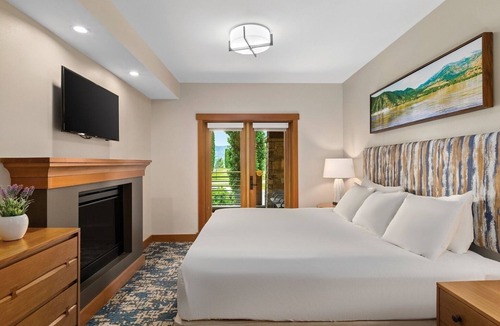 Chelan Resort | Lake Ozarks | Family Lake Retreat | Pool + Lake | 3BR Sleeps 8