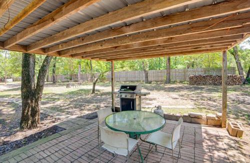 Wills Point House | Lake Tawakoni Basecamp: Covered Patio + Fire Pit!
