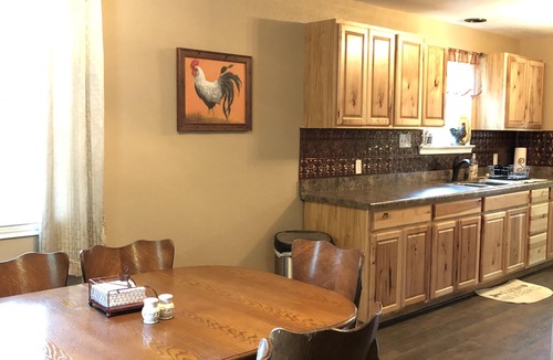 Gordonville Cabin | Lake Texoma! Beautiful Cabin with Relaxing atmosphere!sleeps 5