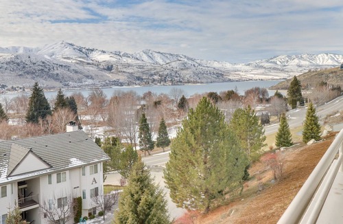 Chelan Condo | Lake-view condo with pool & hot tub - across street from lake access
