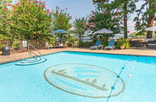 Mount Ida Cottage | Lake view three bedroom, three bath Harbor North luxury cottage with private hot tub overlooking Lake Ouachita. by RedAwning