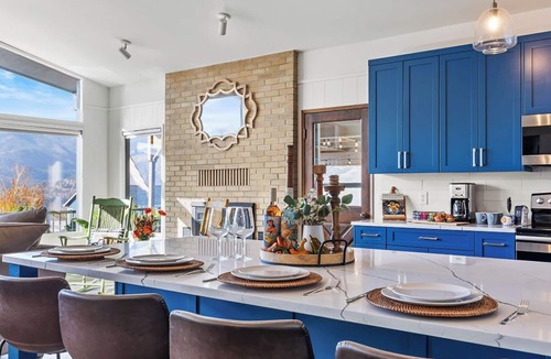 Manson House | Lake views, hot tub, movie room w/arcade games, EV charger