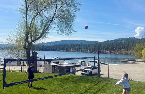 Republic Cabin | Lakefront 2BR Cabin with 3 Queen Beds at Tiffany's Resort on Curlew Lake