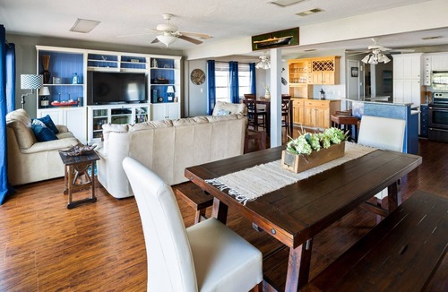 Malakoff House | Lakefront 4 bedroom retreat w/boatdock/party deck, kayaks and outdoor bar.