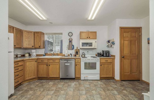 Rathdrum House | Lakefront Cabin with Private Beach and Dock