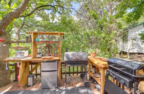 Longtown House | Lakefront Canadian Gem: Fire Pit, Decks & Grills