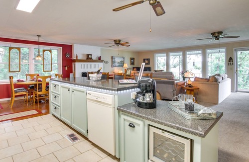 Longtown House | Lakefront Canadian Gem: Fire Pit, Decks & Grills