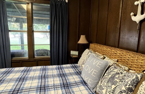 Myra House | Lakefront Club House on Moss Lake
