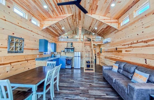 Checotah Cabin | Lakefront Cottage at Belle Starr Marina