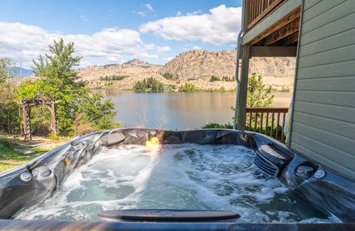 Manson House | Lakefront Cottage - Hot Tub - Private Dock - Near Chelan