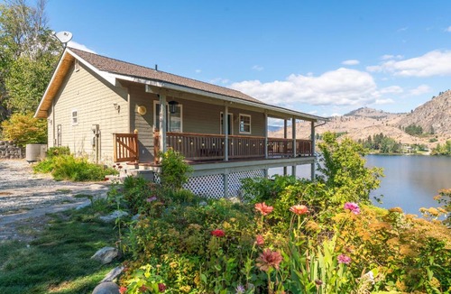 Manson House | Lakefront Cottage - Hot Tub - Private Dock - Near Chelan