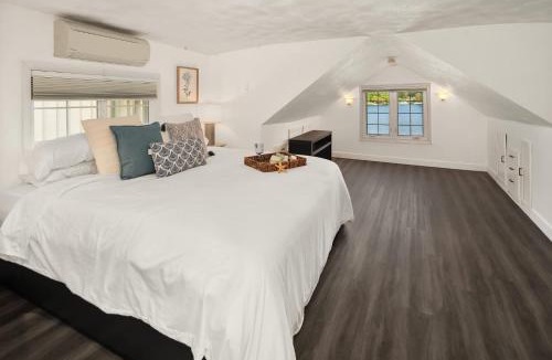 Federal Way House | Lakefront cottage with AC