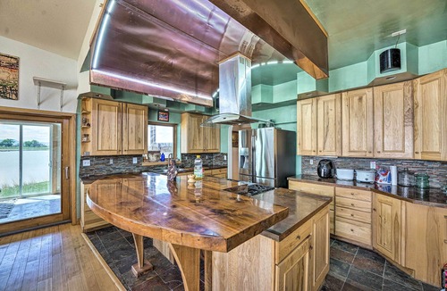 Wheatland House | Lakefront Country Home w/Waterslide & Trampoline!