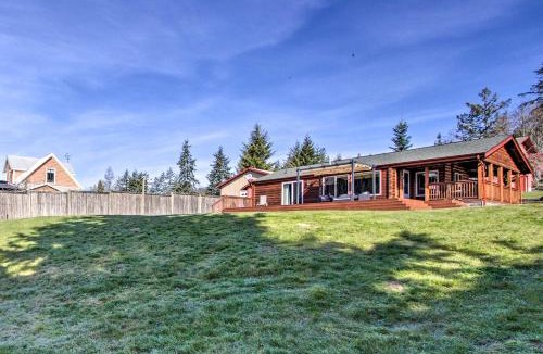 Eatonville House | Lakefront Eatonville Cabin w/Dock & Mtn Views!
