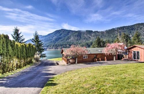 Eatonville House | Lakefront Eatonville Cabin w/Dock & Mtn Views!