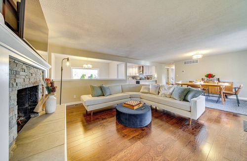 Silver Lake Cottage | Lakefront Gem: Balcony, Fire Pit & Yard in Everett