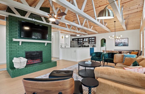 Gober House | Lakefront Getaway: Hot Tub, Stunning Views, Kayaks, Cozy Vibes & Game Night