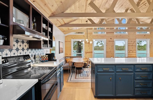 Gober House | Lakefront Getaway: Hot Tub, Stunning Views, Kayaks, Cozy Vibes & Game Night