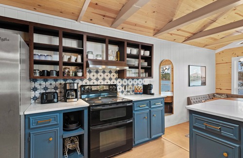 Gober House | Lakefront Getaway: Hot Tub, Stunning Views, Kayaks, Cozy Vibes & Game Night