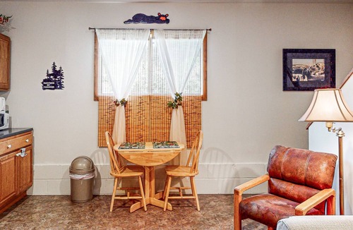 East Hope House | Lakefront home and studio with kayaks, dock, WiFi, fireplaces, BBQ grill