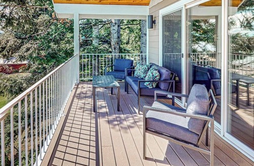 East Hope House | Lakefront home and studio with kayaks, dock, WiFi, fireplaces, BBQ grill