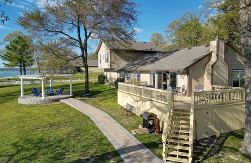 Grove House | Lakefront Home w/Shared Boat Ramp in Grove!