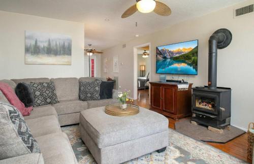 Flint House | Lakefront House with Boat Dock, BBQ in Peaceful Flint