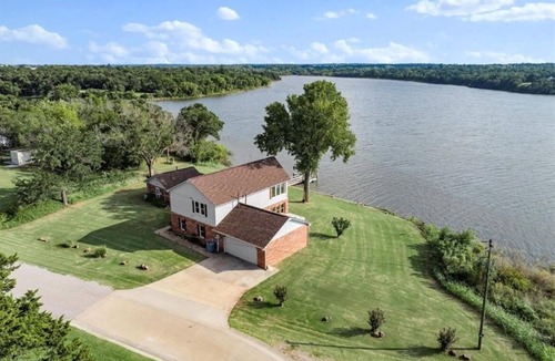 Guthrie House | Lakefront Lodge on Lake Guthrie — Sleeps 8, Private Dock, Stunning Views