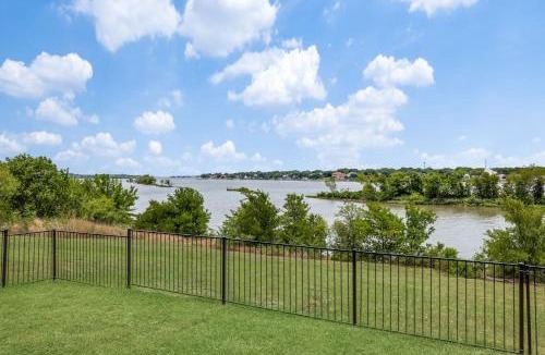 Tarrant County House | Lakefront Oasis w/covered Patio + outdoor Kitchen