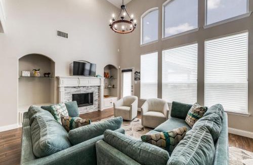 Tarrant County House | Lakefront Oasis w/covered Patio + outdoor Kitchen