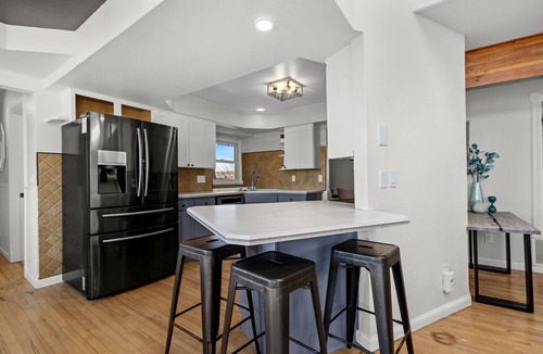Loveland House | Lakefront Retreat at Boyd | Sleeps 18 w/Hot Tub