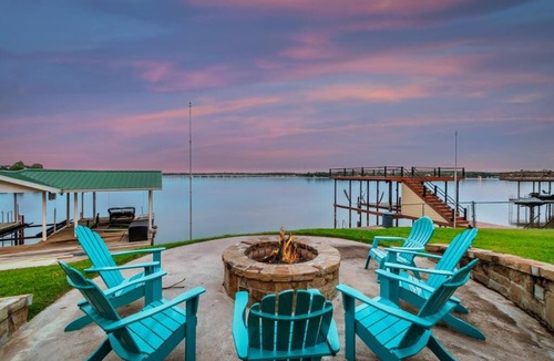 Enchanted Oaks House | Lakefront retreat, hot tub, pets