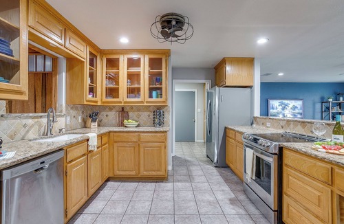 Granbury House | Lakefront Retreat, Sleeps 20, Pool, Dock, Firepit, Kayaks, Game Room