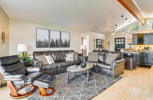 Tumtum House | Lakefront Retreat w/Kayaks, Paddle Boards & Deck!