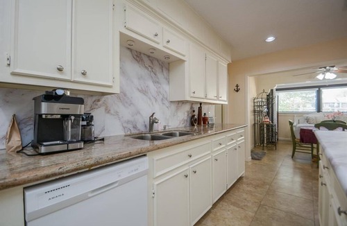 April Sound House | Lakefront Retreat with Pool, Spa, Golf, Fishing, Boat slip, Kayaks & Marina