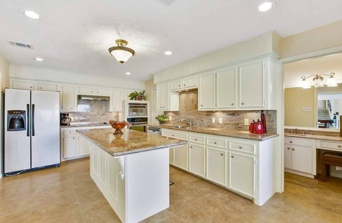 April Sound House | Lakefront Retreat with Pool, Spa, Golf, Fishing, Boat slip, Kayaks & Marina
