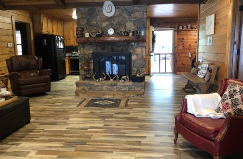 Dogwood Cabin | Lakefront rustic log cabin. Any season vacation, get away, or retreat.
