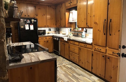 Dogwood Cabin | Lakefront rustic log cabin. Any season vacation, get away, or retreat.