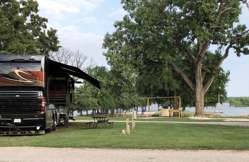 Madill RV Rental | Lakefront RV spot- Peaceful & breathtaking views, ideal for relax and recharge!