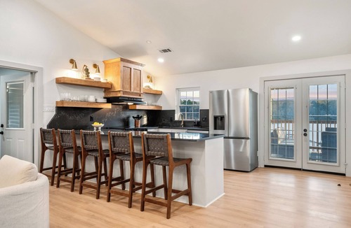 Mid America House | Lakefront Sleeps 18 w/Pool, Dock, Putting Green, Hot Tub! Hot Springs