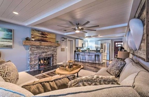 Piney House | Lakefront Swim Spa Oasis on Main Channel in Hot Springs