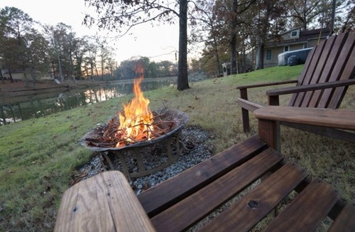 Oakland Cabin | Lakefront Tiny Cabin Near Memphis with Hot Tub & Sunset Views