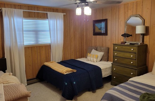 Goldsboro Cottage | Lakehouse getaway with updated amenities!