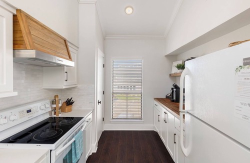 April Sound Condo | Lakeside Condo w 2 KING beds, Shuffleboard/Pool/Paddle boards